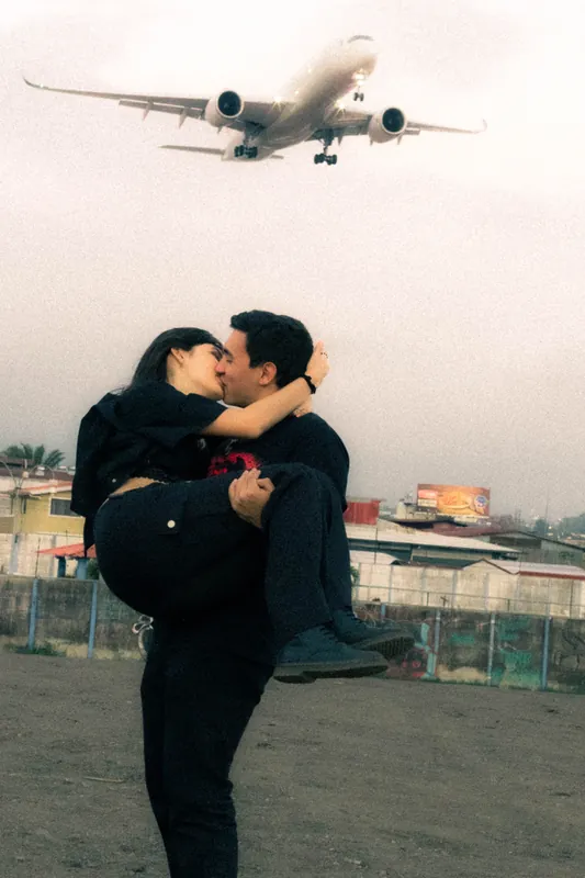 Sesión de pareja con avión de fondo
